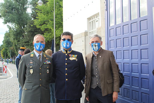 Corona-Prävention im Deutschmeisterlook Corona-Prävention im Deutschmeisterlook